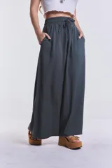 Pantalón palazzo verde oscuro, de tencel, con cintura elastizada y cordón ajustable.