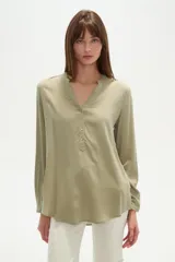 Blusa de viscosa con cuello mao y abertura frontal con botones. Presenta un estampado de rayas verticales finas en tonos azul claro, blanco, marrón y azul oscuro.