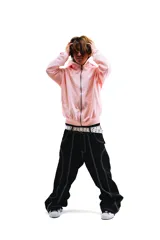 Hoodie rosa con cierre frontal y estampado de hojas de acanto en color blanco.