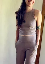 Conjunto deportivo color gris topo, compuesto por un top corto reversible con escote redondo y un pantalón slim con faja ancha, bolsillos delanteros y traseros. Confeccionado en lycra de algodón.