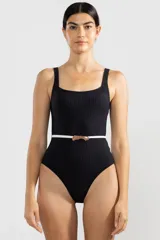 Malla entera negra con escote cuadrado y cinturón blanco con dije de tigre.