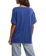 Remera negra de algodón, con escote en V profundo, mangas cortas y hombros caídos.