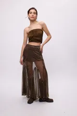 Top strapless color marrón con textura plisada y frunce en el frente.