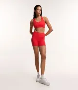 Short deportivo verde oscuro, modelo runner, con cintura elástica y pequeño bolsillo interior.