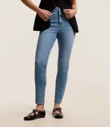 Pantalón de jean skinny de tiro alto, color celeste claro.