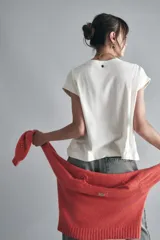 Remera blanca de algodón con mangas cortas, calce relajado y escote redondo. Presenta un bordado frontal con canutillos formando la frase "Je t'aime".