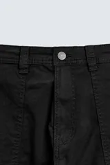 Bermuda cargo de algodón color marrón oscuro, tiro medio, corte regular, con bolsillos laterales de parche con solapa y bolsillos traseros de vivo.