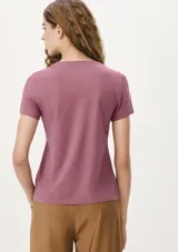 Remera color ladrillo de corte recto y mangas cortas.