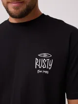 Remera blanca de algodón con logo de la marca Rusty estampado en el frente.