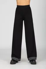 Pantalón negro de corte palazzo con spandex y detalle de lurex plateado en el ruedo.