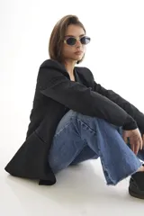 Lentes de sol con armazón y patillas metálicas plateadas, cristales oscuros con forma hexagonal facetada. La marca "AIRE" está grabada en la patilla derecha.