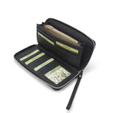 Billetera larga negra con cierre perimetral y placa metálica con logo. Posee múltiples compartimentos internos para tarjetas y documentos, además de un bolsillo con cierre interior. Incluye correa de mano desmontable.
