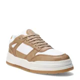 Championes urbanos color beige y blanco con suela marrón.