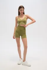 Short deportivo gris con cintura alta acanalada y corte ajustado al cuerpo.