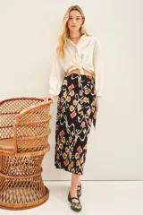 Falda midi de algodón con estampado ikat en tonos negro, rojo y ocre.