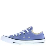Championes Converse modelo Chuck Taylor Classic OX, color lila, de lona con suela de goma blanca y cordones blancos.