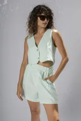 Short color verde agua, de tiro alto y corte holgado.