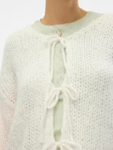 Cardigan sin botones color blanco, de manga larga y ajuste cómodo, diseñado para ofrecer calidez y estilo.