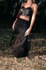 Pareo negro tejido a mano en hilo de seda viscosa, con flecos largos en el borde.