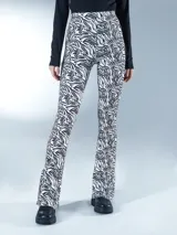 Pantalón palazzo con estampado de cebra en blanco y negro.