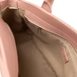 Cartera color rosa de símil cuero con asa rígida y correa desmontable. Tiene acceso con cierre, bolsillo exterior con broche imantado, y dos bolsillos interiores (uno con cierre y otro sin cierre).