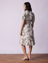 Vestido midi de gasa con estampado floral en tonos azul y beige, escote en V, cintura elastizada, mangas cortas con puño elastizado y forro interno a tono.