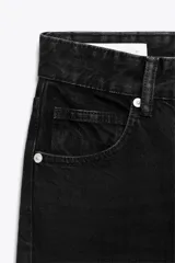 Pantalón de jean azul de corte wide leg, tiro alto y largo hasta el tobillo.