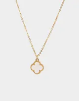 Cadena corta dorada con dije de trébol de cuatro hojas blanco con borde dorado.
