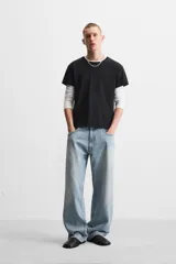 Pantalón de jean celeste con efecto lavado, corte amplio tipo baggy y cinco bolsillos.