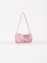Mini cartera tipo baguette color rosa, realizada en cuero ovino. Tiene acceso mediante un cierre metálico, interior forrado en tejido jacquard con bolsillo y bolsillos frontales con apliques metálicos níquel.