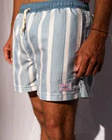 Short de baño celeste y blanco a rayas verticales, con cintura elástica y cordón ajustable.