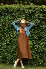 Camisa corta de denim celeste, con cuello americano, botonadura frontal, mangas largas con puños abotonados, bolsillo de parche en el pecho y bajo recto.