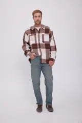 Sobrecamisa Jack & Jones de manga larga con cierre de botones, bolsillos en el pecho y corte relajado. Diseño a cuadros grandes en tonos marrón y beige.