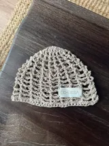 Gorro tipo casquete color beige, tejido a mano en crochet con hilo de algodón y lurex.