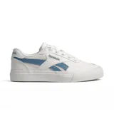 Championes deportivos Reebok de mujer, modelo Court Advance Vulc Lace Up Lady. Diseño de caña baja, color blanco con detalles en azul claro en las franjas laterales y en el talón. Suela de goma gruesa.