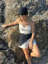 Pañuelo triangular de crochet negro, hecho a mano con hilo 100% algodón.