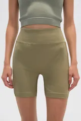 Short deportivo color verde oliva, de tiro alto y calce ajustado al cuerpo.