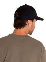 Gorro casual negro de cinco paneles con logo Caterpillar bordado en amarillo. Tiene visera plana y cierre ajustable con broche con el logo de la marca.