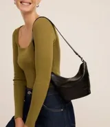 Cartera shoulder pequeña color negro con textura crocco, cierre con botón y asa doble ajustable desmontable.