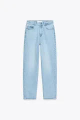 Jeans de tiro alto color celeste claro, corte mom fit, tobilleros y con cinco bolsillos.
