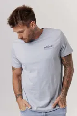 Remera negra de manga corta con cuello redondo y un pequeño estampado en el pecho que simula un radiograbador con texto.