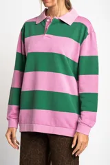 Sweater de algodón peinado a rayas horizontales rosas y verdes, con cuello polo y cierre parcial con botones.