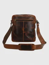 Maletín tipo bandolera de cuero marrón envejecido, con solapa frontal que cubre un bolsillo exterior y cierre principal superior. Incluye correa ajustable para llevar al hombro.
