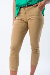 Pantalón capri color camel, de corte recto y tiro medio, con bolsillos delanteros y traseros simulados.