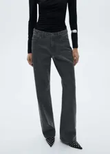 Pantalón de jean gris oscuro con glitter, de corte recto, tiro medio y cinco bolsillos.