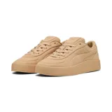 Zapatillas Puma Luxe Elevated de gamuza color beige, con plataforma y logo de la marca en el lateral.