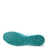 Championes de fútbol Umbro modelo Vibe TF, color negro con detalles gráficos en gris. Diseñados para césped sintético, cuentan con una suela de goma con múltiples tapones pequeños para mayor tracción y estabilidad.