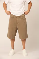 Bermuda color caqui de corte amplio y largo a la rodilla.