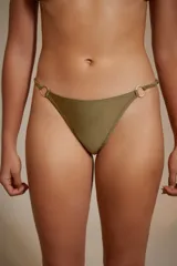 Colaless color verde militar con laterales finos y argollas doradas.