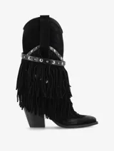 Bota de caña media de gamuza color negro, con taco medio ancho y punta ligeramente cuadrada. Presenta un detalle de flecos en capas que cubren la parte inferior de la caña y una tira de cuero con tachas metálicas plateadas rodeando el tobillo.